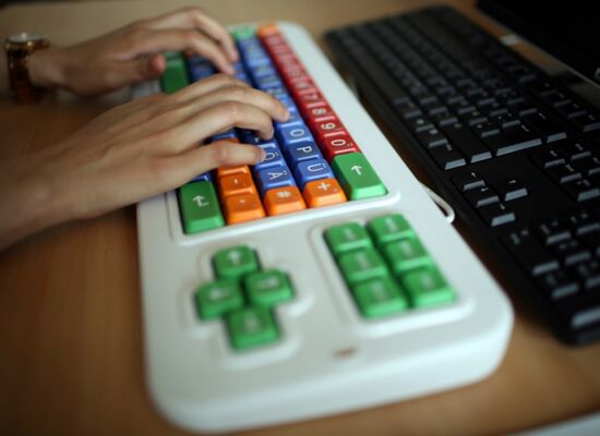 Das Bild zeigt die Hände eines Benutzers, der eine Tastatur bedient.