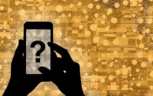 Graphische Darstellung: Die Silhouette zweier Hände, die ein Smartphone halten. Auf dem Display ist ein großes Fragezeichen.