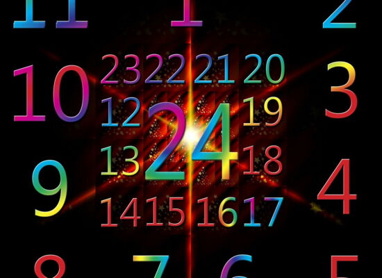 Auf schwarzem Untergrund erscheinen die Ziffern von 1 bis 24 in bunten Farben. Die 24 ist genau in der Mitte mit einem Glanzlicht erhellt.
