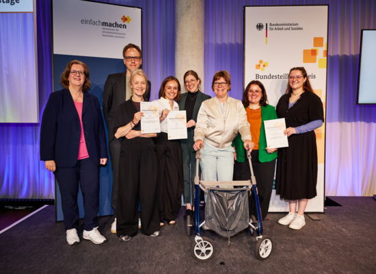 Ein Gruppenbild zeigt sechs Frauen und einen Mann: Ihre Projekte haben den Bundesteilhabepreis 2026 gewonnen. Links im Bild die Parlamentarische Staatssekretärin Kerstin Griese.