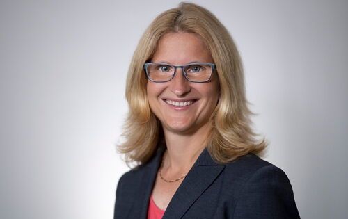 Christiane Möller blickt lächelnd in die Kamera. Sie hat schulterlanges blondes Haar und trägt eine Brille, einen dunklen Blazer und eine Kette.