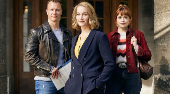 Auf einer Treppe stehen von links nach rechts: Ringo Holländer, Romy Heiland und Tilly Vogel.