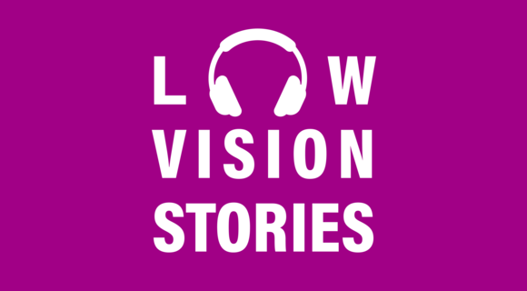 "Low Vision Stories" steht in klaren, weißen Buchstaben auf purpurnem Grund. Das "O" in "Low" ist in Form eines Kopfhörers.