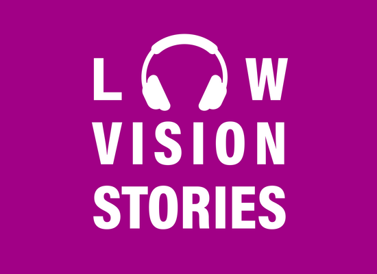 "Low Vision Stories" steht in klaren, weißen Buchstaben auf purpurnem Grund. Das "O" in "Low" ist in Form eines Kopfhörers.