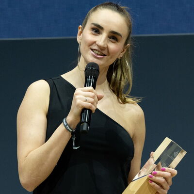 Elena Semechin, Gewinnerin des Titels Para Sportlerin des Jahres 2024, steht lächelnd auf der Bühne und hält ihre Auszeichnung in den Händen.