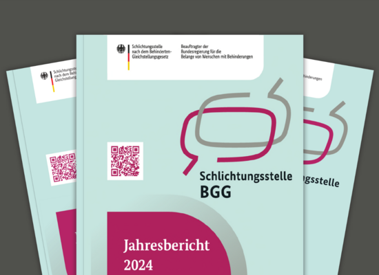 Ein Stapel der Jahresberichte. Ganz oben liegt der Jahresbericht 2024 der Schlichtungsstelle BGG. Es ist ein hellgrünes Heft mit roten Schriftfeldern.