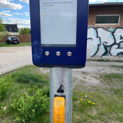 Eine sprechende Anzeigetafel am Bahnhof in Dorf Mecklenburg. Auf dem Display werden Informationen zu Fahrplanänderungen angezeigt und über einen Knopf akustisch abgerufen.
