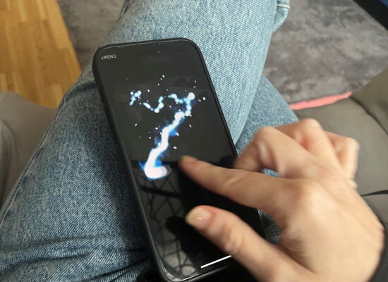 Auf einem ansonsten schwarzen Handydisplay erscheint eine zackige Linie, die andeutet, wo zuvor beim Spielen von Sound of Magic eine Wischgeste zum Ausführen eines Zaubers eingesetzt wurde.