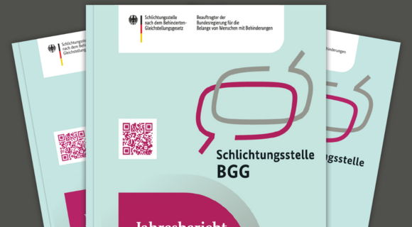 Ein Stapel der Jahresberichte. Ganz oben liegt der Jahresbericht 2024 der Schlichtungsstelle BGG. Es ist ein hellgrünes Heft mit roten Schriftfeldern.