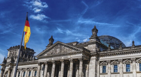 Ein Bild des Deutschen Bundestags vor blauem Himmel.