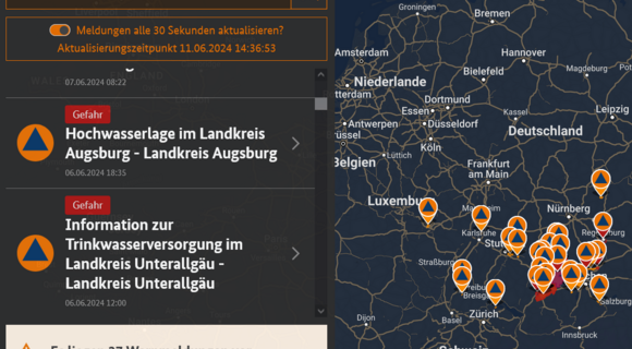 Ein Screenshot der Notfall-Informations- und Nachrichten-App des Bundes, kurz Warn-App NINA. Links ist ein Ticker mit aktuellen Warnungen zu sehen, rechts eine Landkarte dazu.