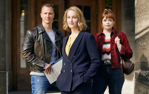 Auf einer Treppe stehen von links nach rechts: Ringo Holländer, Romy Heiland und Tilly Vogel.