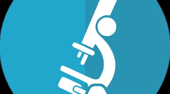 Das Bild zeigt ein stilisiertes weißes Symbol eines Mikroskops auf einem kreisförmigen, blau gefärbten Hintergrund. Das Mikroskop ist seitlich dargestellt, mit klar erkennbaren Elementen wie dem Okular und dem Fuß.