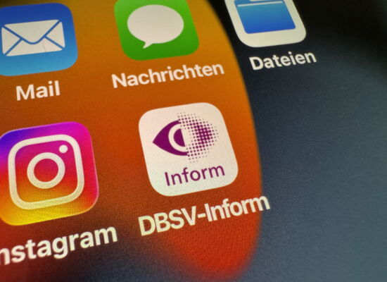 Auf einem Smartphone-Display sind verschiedene Apps zu sehen. In der Mitte die DBSV-Inform-App mit dem purpurnen Rasterauge auf weißem Grund.