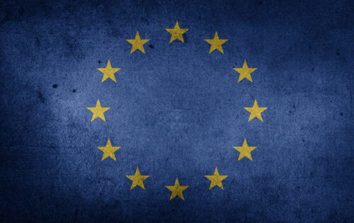 Die europäische Flagge: zwölf goldene Sterne auf dunkelblauem Grund