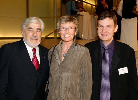Schauspieler Mario Adorf mit der früheren DBSV-Präsidentin Renate Reymann und DBSV-Geschäftsführer Andreas Bethke in Abendgarderobe.