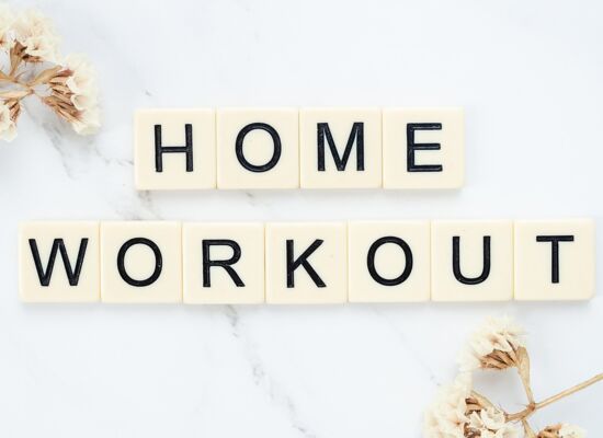"Home Workout" ist auf hellem Hintergrund zu lesen.