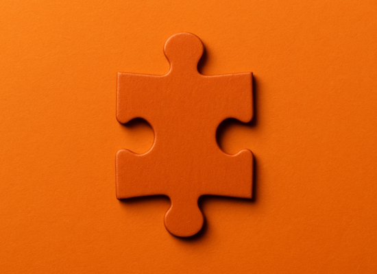 Ein Puzzleteil in warmem, herbstlichen Orange.