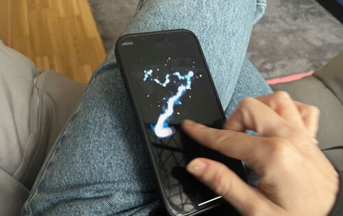 Auf einem ansonsten schwarzen Handydisplay erscheint eine zackige Linie, die andeutet, wo zuvor beim Spielen von Sound of Magic eine Wischgeste zum Ausführen eines Zaubers eingesetzt wurde.