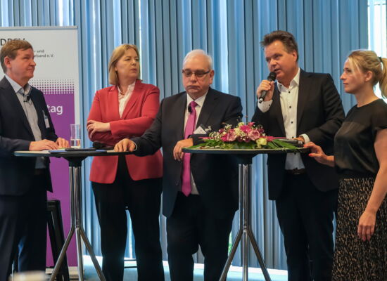 An zwei Stehtischen stehen nebeneinander (v. l. n. r.): Andreas Bethke, Bärbel Bas, Hans-Werner Lange, Jürgen Dusel und Verena Bentele. Dusel spricht in ein Mikro.