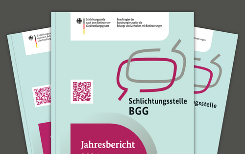 Ein Stapel der Jahresberichte. Ganz oben liegt der Jahresbericht 2024 der Schlichtungsstelle BGG. Es ist ein hellgrünes Heft mit roten Schriftfeldern.