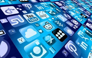 Viele Social Media-Icons durcheinander: darunter Facebook, LinkedIn, YouTube und Pinterest.