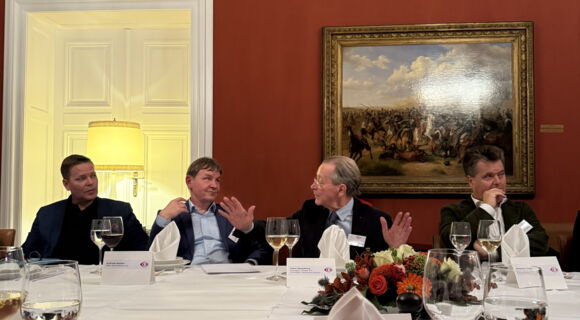 Ein Foto von Tino Sorge neben Andreas Bethke, Franz Müntefering und Jürgen Dusel (v.l.n.r.), die an einer festlich gedeckten Tafel sitzen. Bethke und Müntefering sprechen lebhaft gestikulierend miteinander. Auf dem Tisch stehen Weingläser, Namensschilder.