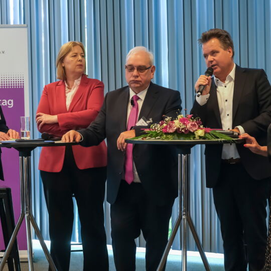 An zwei Stehtischen stehen nebeneinander (v. l. n. r.): Andreas Bethke, Bärbel Bas, Hans-Werner Lange, Jürgen Dusel und Verena Bentele. Dusel spricht in ein Mikro.