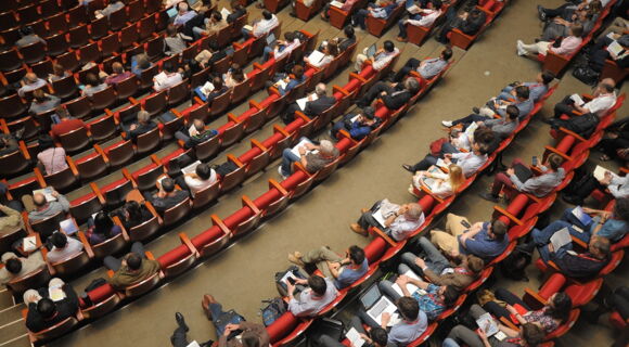 Eine Aufnahme des Auditoriums aus der Vogelperspektive. Zu sehen sind Kongressteilnehmende.