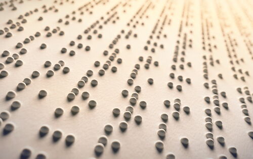Eine Nahaufnahme von Brailleschrift