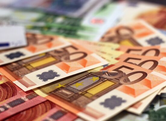 Mehrere 50-Euro-Scheine liegen lose aufeinander.