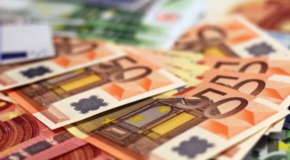 Mehrere 50-Euro-Scheine liegen lose aufeinander.