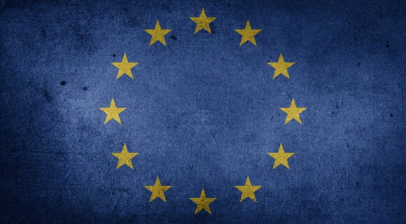 Die europäische Flagge: zwölf goldene Sterne auf dunkelblauem Grund