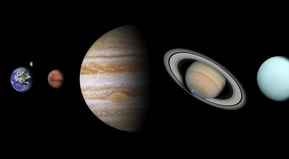 Eine Darstellung der Planeten unseres Sonnensystems in einer Reihe vor dunklem Hintergrund.