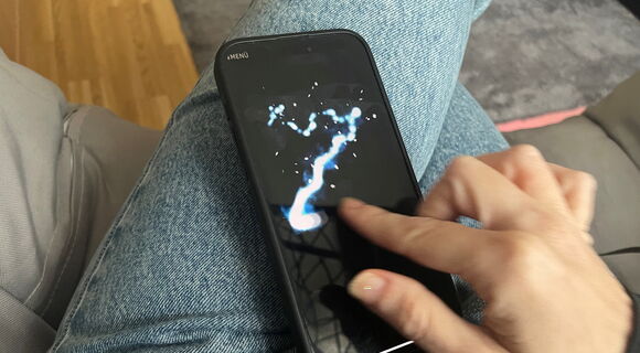 Auf einem ansonsten schwarzen Handydisplay erscheint eine zackige Linie, die andeutet, wo zuvor beim Spielen von Sound of Magic eine Wischgeste zum Ausführen eines Zaubers eingesetzt wurde.