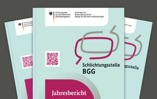 Ein Stapel der Jahresberichte. Ganz oben liegt der Jahresbericht 2024 der Schlichtungsstelle BGG. Es ist ein hellgrünes Heft mit roten Schriftfeldern.