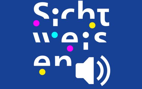 Logo des Sichtweisen-Podcasts: Über drei Zeilen verteilt, ist "Sichtweisen" in fragmentierter Schrift zu lesen. Rechts unten ein weißes Lautsprechersymbol vor blauem Hintergrund.