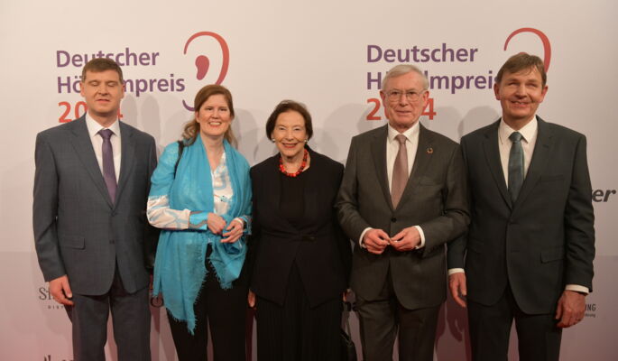 Dr. Thomas Krämer, Dr. Ulrike Köhler, Eva Luise Köhler, Bundespräsident a. D. Prof. Dr. Horst Köhler und Andreas Bethke (v.l.n.r.) stehen beim DHFP 2024 neben einander vor einer Fotowand.