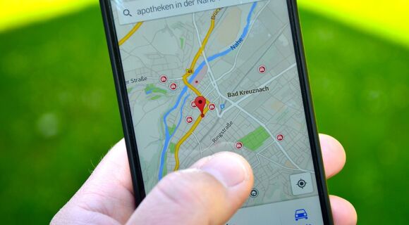 Auf einem Smartphone läuft eine Navigation zu Apotheken in der Nähe.