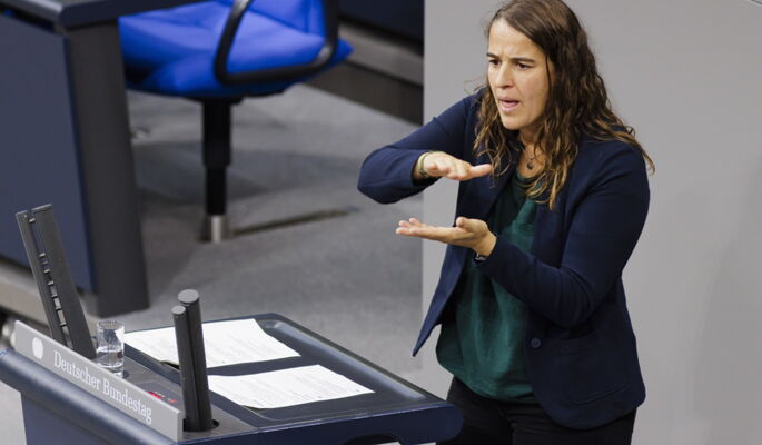 Heike Heubach steht im Plenarsaal am Rednerpult und gestikuliert.