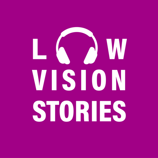 "Low Vision Stories" steht in klaren, weißen Buchstaben auf purpurnem Grund. Das "O" in "Low" ist in Form eines Kopfhörers.
