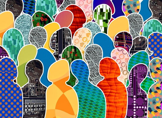 Weiße Linien deuten die Silhouetten von vielen Menschen an. Diese sind mit unterschiedlich farbigen Mustern gefüllt.