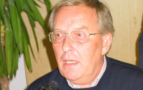 Hans-Dieter Später spricht bei seinem Abschied vom DBSV. Er trägt einen dunkelblauen Pullover und eine schlichte Brille mit silbernem Rahmen.