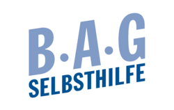 Das Logo der BAG Selbsthilfe in blauer Schift auf weißem Grund.