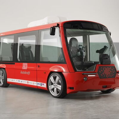 Der sogenannte NAF-Bus, ein autonom fahrender Bus, ist bereits im Kreis Dithmarschen (Schleswig-Holstein) im Einsatz. Der rote, kleine Bus hat große Fenster. Darin können ca. 10 Personen Platz finden.