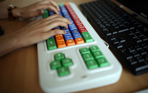 Das Bild zeigt die Hände eines Benutzers, der eine Tastatur bedient.