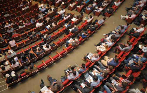 Eine Aufnahme des Auditoriums aus der Vogelperspektive. Zu sehen sind Kongressteilnehmende.