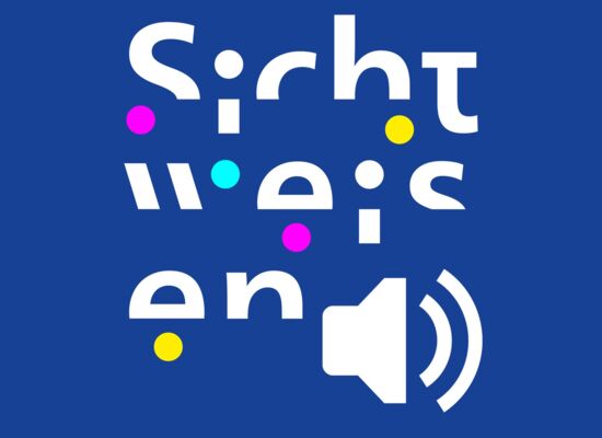 Logo des Sichtweisen-Podcasts: Über drei Zeilen verteilt, ist "Sichtweisen" in fragmentierter Schrift zu lesen. Rechts unten ein weißes Lautsprechersymbol vor blauem Hintergrund.