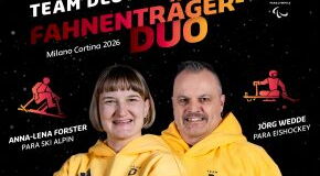 Anna-Lena Forster und Jörg Wedde. Im Hintergrund der Schriftzug "Team Deutschland - Fahnenträger-Duo".