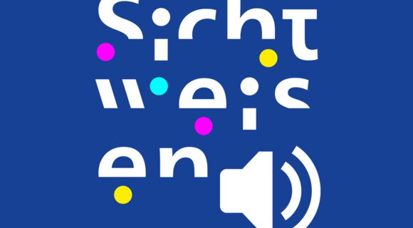 Logo des Sichtweisen-Podcasts: Über drei Zeilen verteilt, ist "Sichtweisen" in fragmentierter Schrift zu lesen. Rechts unten ein weißes Lautsprechersymbol vor blauem Hintergrund.